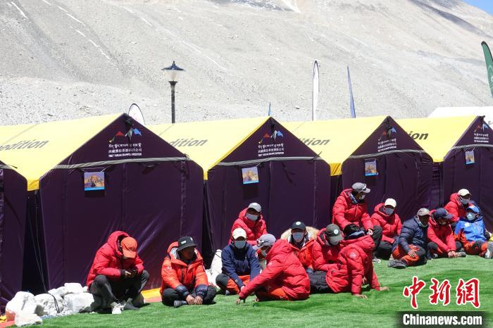 5月9日，登山隊(duì)員在珠峰北坡登山大本營歇息。　冉文娟 攝