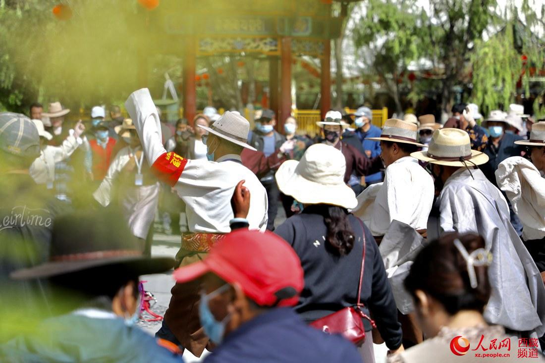 拉薩市民在宗角祿康公園跳鍋莊舞。人民網(wǎng) 次仁羅布攝