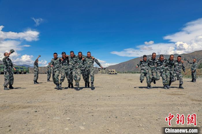 “雛鷹”展翅西藏軍區(qū)某工化旅新兵進行野外軍事訓(xùn)練