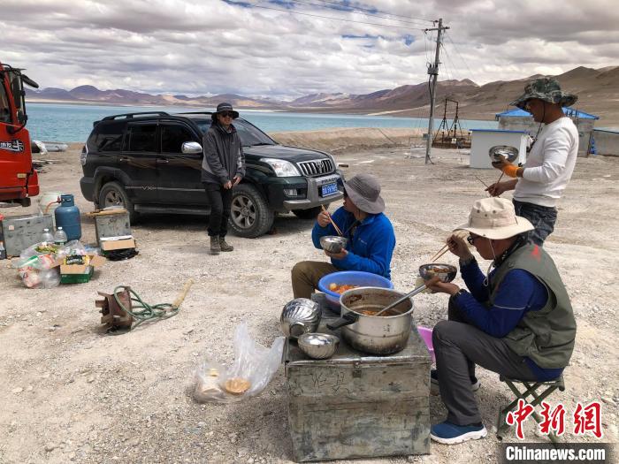 在“世界屋脊”上作業(yè)，中國科考隊員衣、食、住、行有何特色？