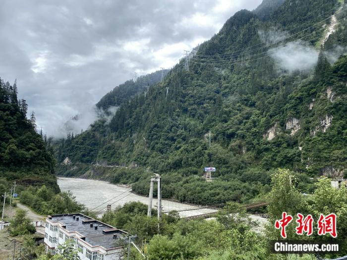 險山急流中的兩座橋。彭寧鈴 攝