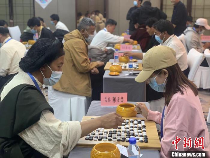 圖為參賽選手正在進(jìn)行藏棋對(duì)弈?！≈x牧 攝