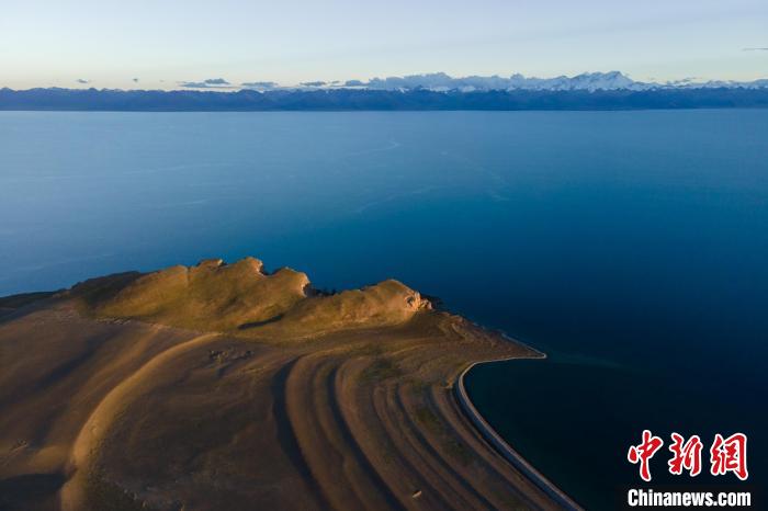 圖為著名的西藏“天湖”納木錯風光，遠處為念青唐古拉雪山?！〗w波 攝