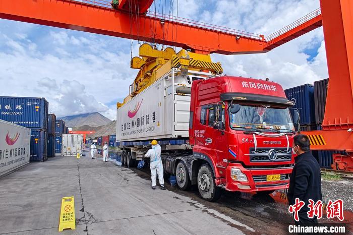 援助物資卸車現(xiàn)場?！F青藏集團有限公司拉薩車務段 供圖