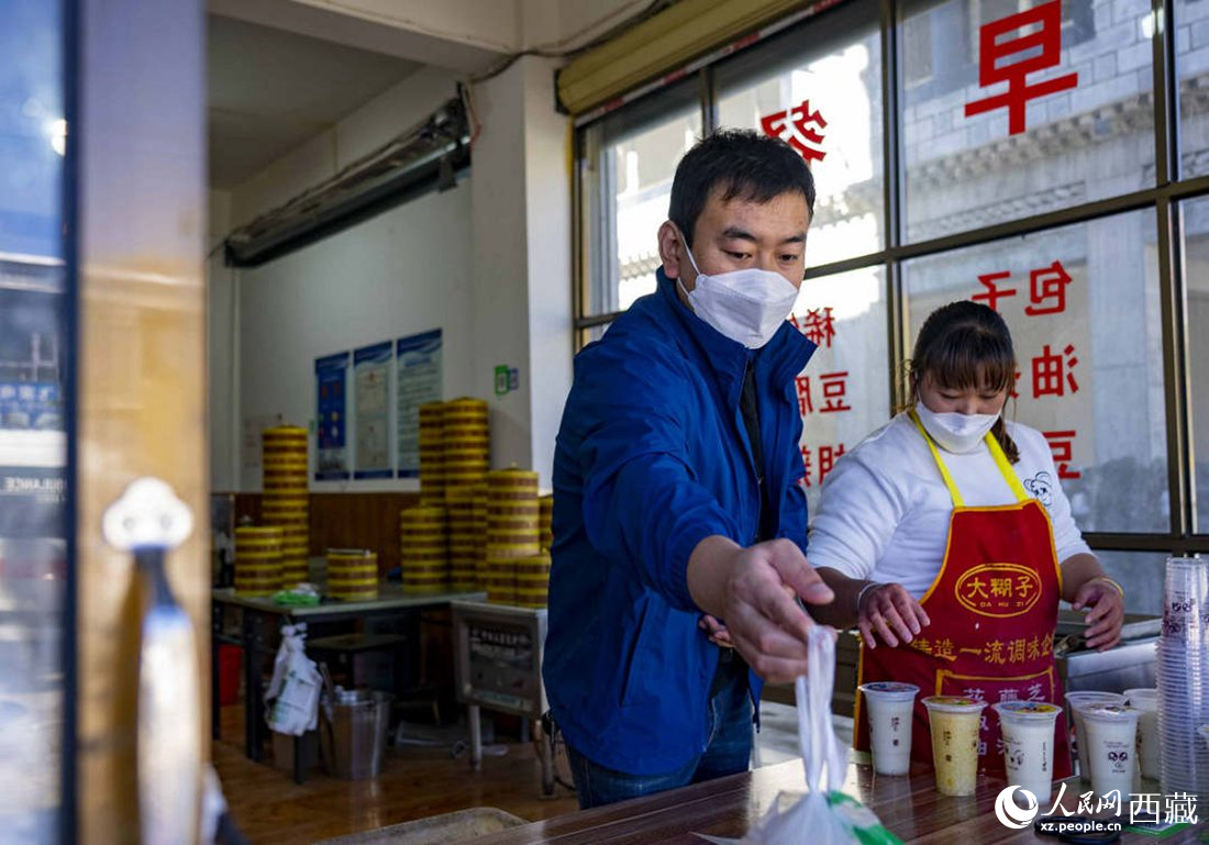 市民購買早餐。人民網(wǎng) 次仁羅布攝