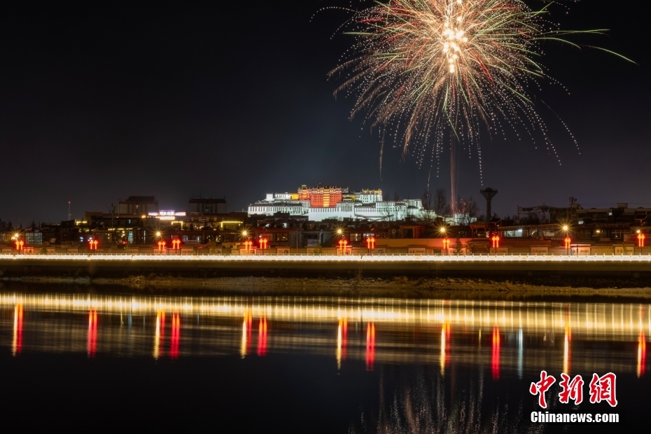 資料圖為2022年3月1日，拉薩迎來藏歷新年“古突夜”，煙花與被燈光照亮的布達拉宮交相輝映。 <a target='_blank' href='/'><p  align=