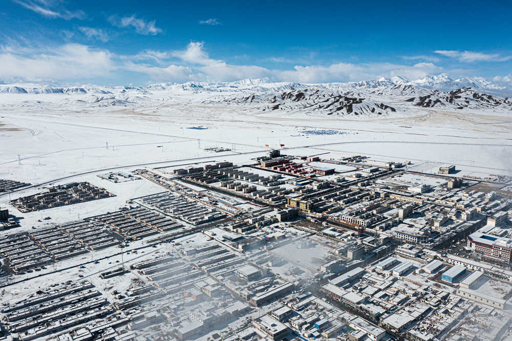 西藏阿里地區(qū)改則縣迎來初雪，銀裝素裹，美如畫卷。