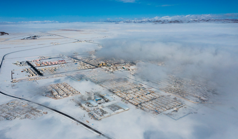 西藏阿里地區(qū)改則縣迎來初雪，銀裝素裹，美如畫卷。