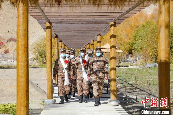 圖為什布奇邊防連退伍老兵臨別前再看一眼連隊。　劉曉東 攝