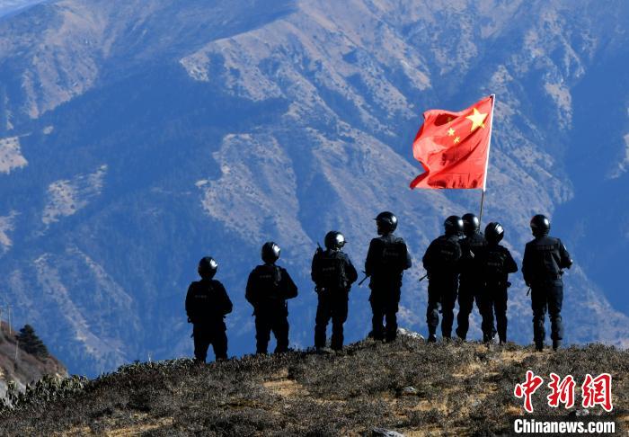 1月6日，移民警察在執(zhí)勤?！±盍?攝