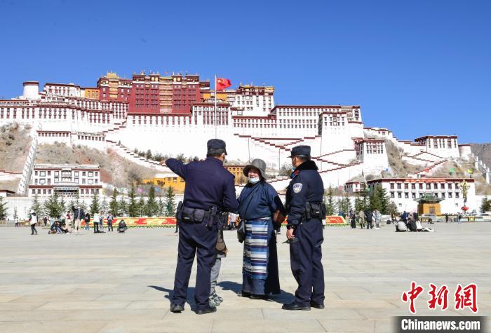 圖為1月23日，布達(dá)拉宮廣場(chǎng)派出所民警正在回答民眾咨詢?！∝暩聛?lái)松 攝