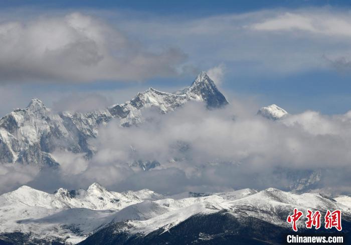 2月17日，西藏林芝色季拉山觀景臺拍到的南迦巴瓦峰?！±盍?攝