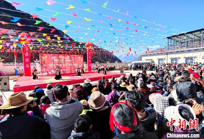 文藝活動全景。　芒康縣委宣傳部供圖