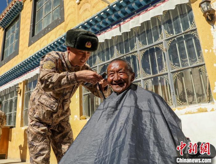 圖為阿里軍分區(qū)某邊防團(tuán)官兵為駐地群眾理發(fā)迎藏歷新年。　旦增倫珠 攝