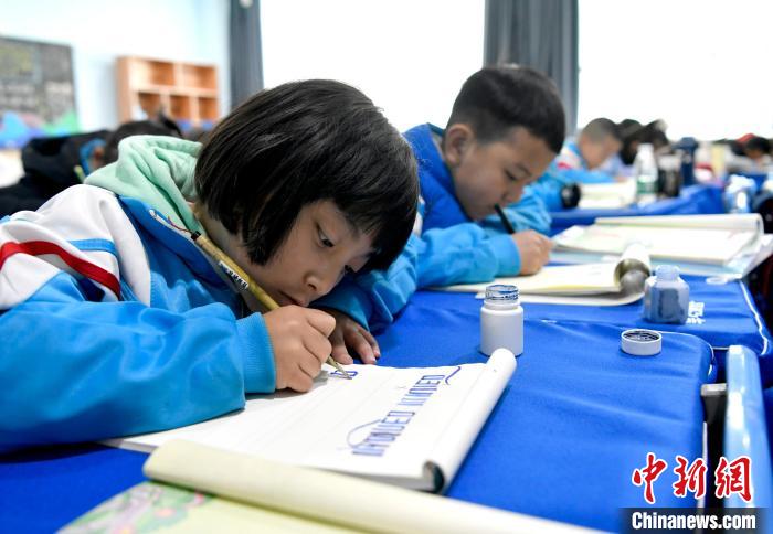 3月14日，西藏拉薩市第一小學(xué)一年級(jí)六班的學(xué)生們?cè)诓卣Z(yǔ)文課上書寫藏文?！±盍?攝