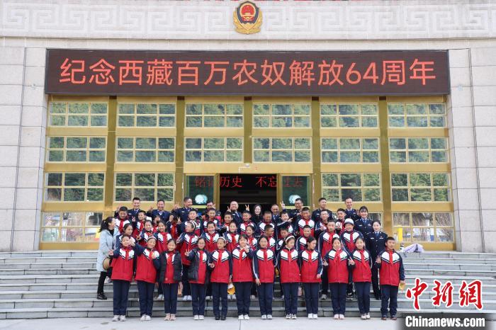 圖為亞東邊檢站民警代表與駐地小學(xué)師生代表合影留念。　胡利媛 攝