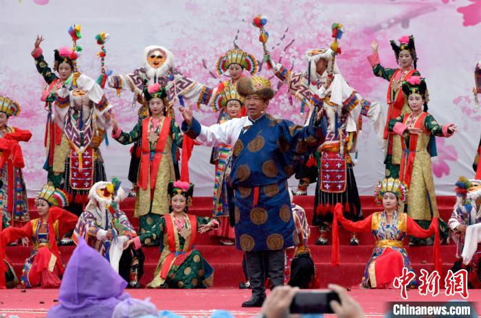 3月28日，西藏林芝第二十屆桃花旅游文化節(jié)開幕式上的文藝表演。　李林 攝