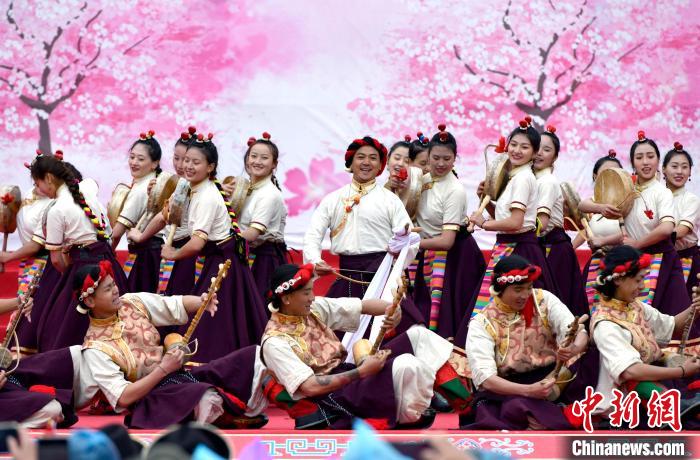 3月28日，西藏林芝第二十屆桃花旅游文化節(jié)開幕式上的文藝表演?！±盍?攝