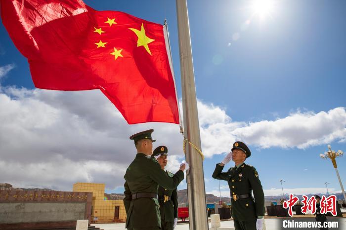 圖為在西藏阿里地區(qū)札達縣，軍民共同舉行升國旗儀式，慶祝西藏百萬農(nóng)奴解放紀念日?！詵| 攝