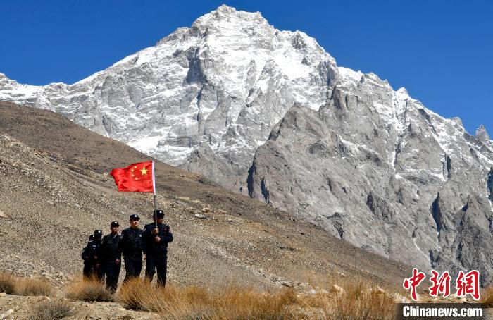 底雅邊境派出所民警夏永軍(右一)在巡邏中。　李林 攝