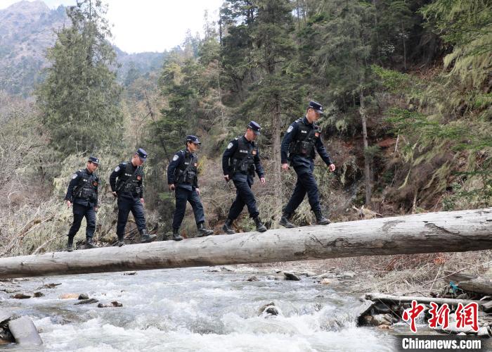 山南邊境管理支隊玉麥邊境派出所民警邊境巡邏途中走過河道上“獨木橋”?！∴嶇?攝