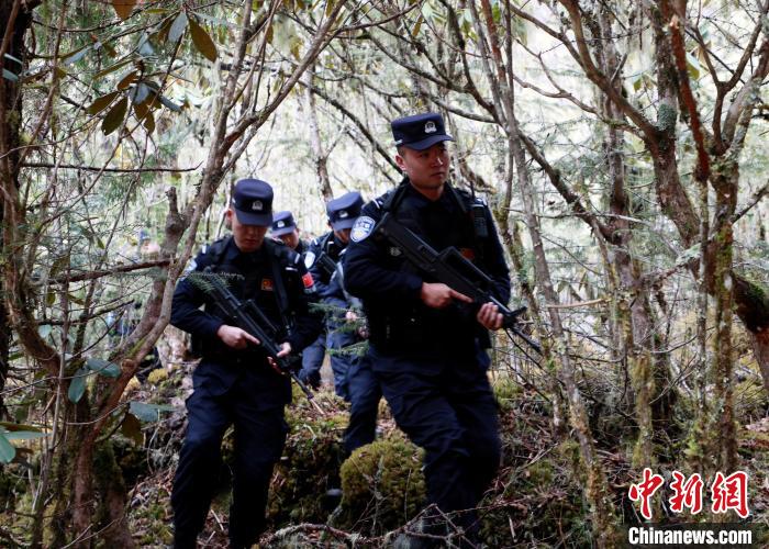 山南邊境管理支隊玉麥邊境派出所民警在邊境原始森林里開展邊境巡邏?！∴嶇?攝