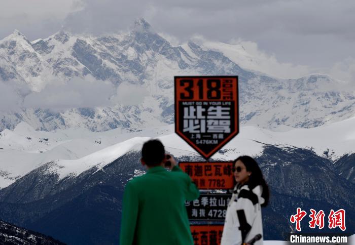 圖為5月14日，西藏林芝色季拉山觀景臺，游客遠眺南迦巴瓦峰?！　±盍?攝