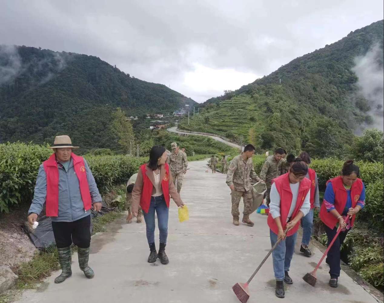 圖為：墨脫縣背崩鄉(xiāng)格林村軍地黨組織共同開展“愛我墨脫、靚我家園”主題黨日活動