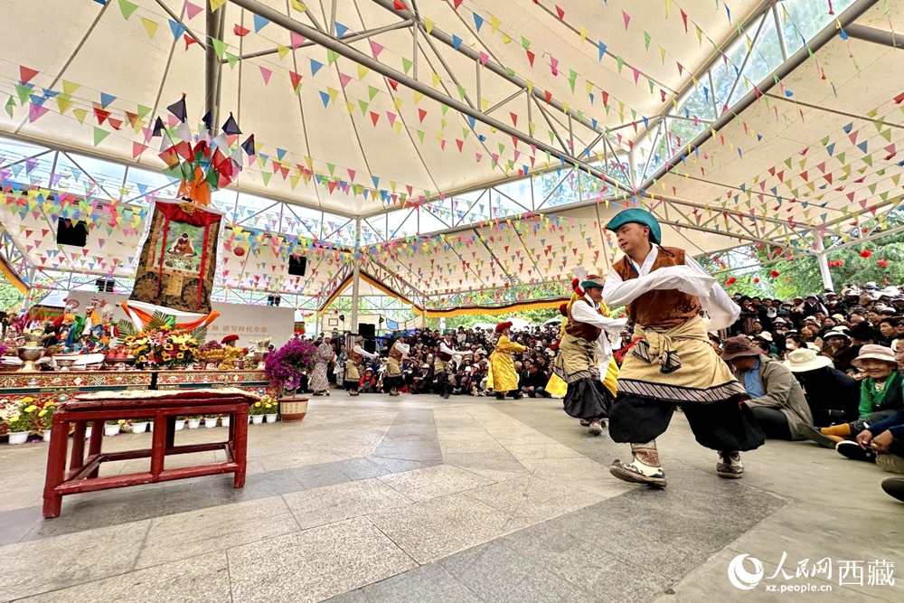 拉薩市宗角祿康公園舉行傳統(tǒng)藏戲劇目展演。