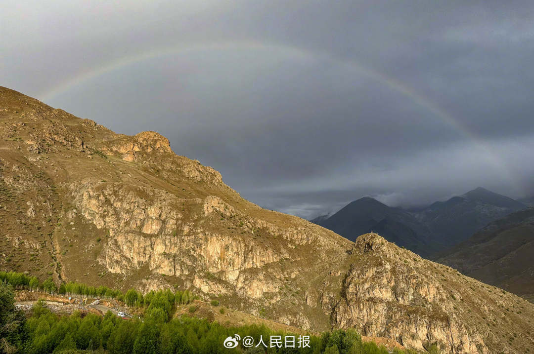 接好運(yùn)！青藏高原現(xiàn)巨大彩虹橋