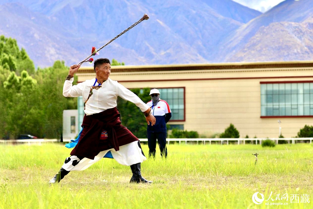 參賽選手在拉薩首屆農(nóng)牧民運(yùn)動(dòng)會(huì)上進(jìn)行“古朵”比賽（“古朵”指的是用牦牛毛或者山羊毛編織成的拋石繩，可以將石頭投擲到較遠(yuǎn)的地方，是牧民們用來(lái)放牧的工具）。