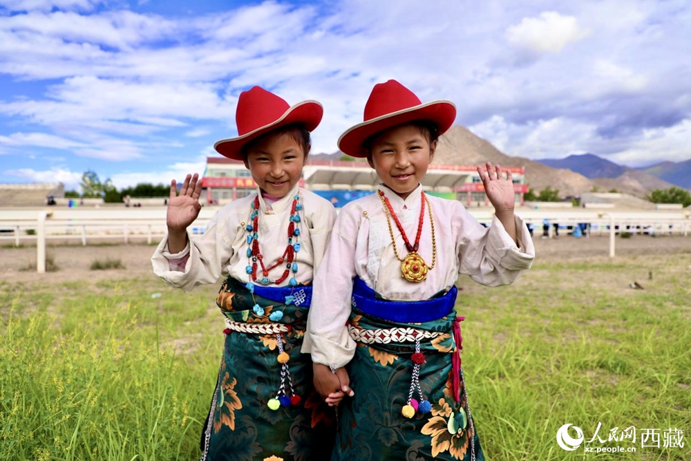 比賽現(xiàn)場(chǎng)外身著民族服飾的藏族小女孩兒。